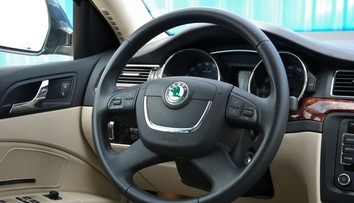 Šampión v rally prekonal svetový rekord: Na jednu nádrž prešiel na Škode Superb neuveriteľnú vzdialenosť