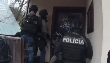VIDEO: Polícia zadržala členov drogového gangu. Dvoch zatkla priamo vo varni pervitínu