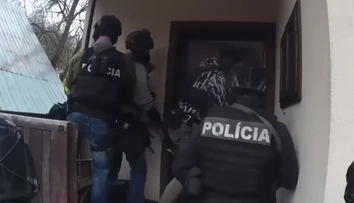 VIDEO: Polícia zadržala členov drogového gangu. Dvoch zatkla priamo vo varni pervitínu