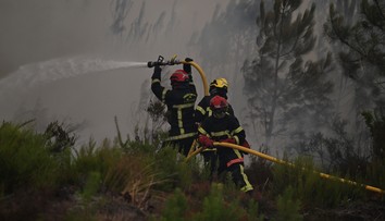 Požiare naďalej pustošia Francúzsko a Španielsko. Evakuovať museli už 335-tisíc ľudí