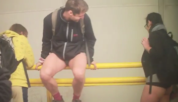 Naháči bez nohavíc poriadne prekvapili cestujúcich metra v Prahe