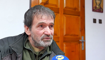 Niektorí ho milujú, iní zatracujú. Farár Marián Kuffa už 35 rokov buduje malé mestečko v dedine pod Tatrami