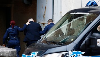 Stroj mužovi rozdrvil nohy a odtrhol ruku, jeho končatinu zabalil do škatule. Farmár spoznal trest