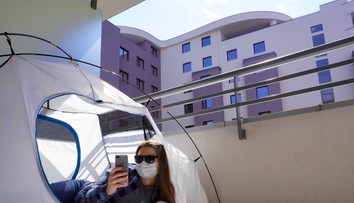 FOTO: Bizarný inzerát: Žena ponúka prenájom stanu na jej balkóne za 480 eur