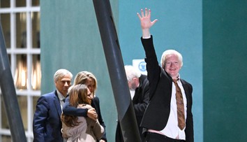 Julian Assange si užíva slobodu s rodinou. Manželka zverejnila fotografiu, z ktorej srší radosť a šťastie