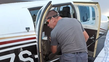 Hororový let v Afrike: Pilot, pod ktorého sedadlom sa usalašil jedovatý had, vyriešil situáciu ukážkovo