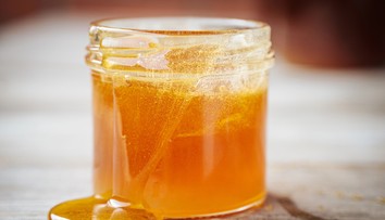 Znak kvality alebo dôvod na obavy? S bielou penou na mede sa spájajú nejasnosti