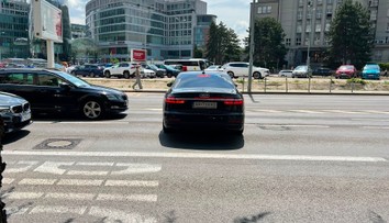 VIDEO: Cez protismer a plné čiary. Ministerská limuzína v akcii