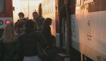 Vodiči trávili v kolónach pred Bratislavou hodiny. Niektorí však zvolili iný spôsob dopravy, aby sa vyhli zápcham