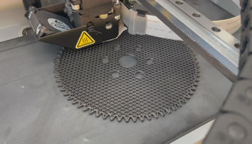 Na Slovensku otvorili kreatívne centrum aj s 3D tlačiarňou, ktorá vyrába súčiastky potrebné vo vesmíre