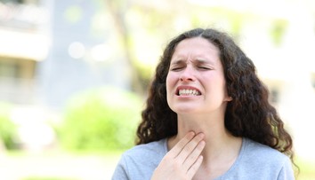 Prvá pomoc pri bolesti hrdla. Lekár pripomína zabudnutý trik starých rodičov