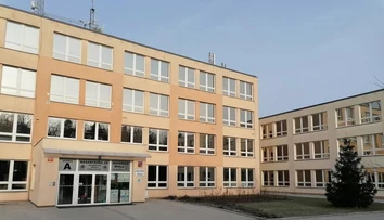 Hromadná nákaza v pražskej škole: Chorých je už viac ako 250 ľudí, druhý stupeň uzavreli