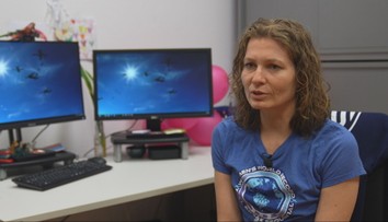 Počas týždňa pracuje ako výskumníčka, no vo voľnom čase skáče z lietadla. Tvrdí, že bez parašutizmu to už nejde