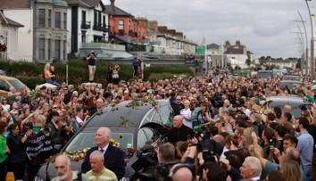 GALÉRIA: So zosnulou speváčkou Sinéad O'Connor sa v uliciach lúčili tisícky ľudí