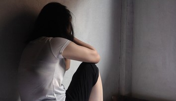 Zverstvo najhrubšieho zrna: Matka mala väzniť dcéru ako zviera a ponúkať ju na sex za vodku