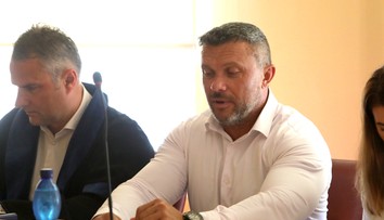 Podpredseda Republiky Suja sa postavil pred súd. Čelí obžalobe v kauze odpredaja cestárskej techniky za jedno euro