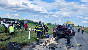 FOTO: Smrť v ostrej zákrute. Pri Chotíne po čelnej zrážke zahynuli dvaja ľudia