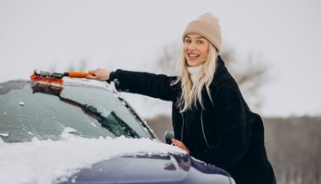 Touto metódou by ste nikdy nemali odstraňovať námrazu z auta. Riskujete veľké škody