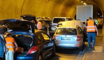 FOTO: Hromadná nehoda v tuneli Sitina, zrazilo sa až 13 áut a kamión