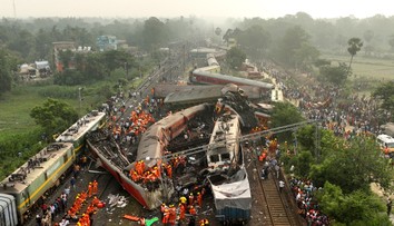 Už je známa príčina tragickej zrážky vlakov v Indii, ktorá si vyžiadala 288 obetí