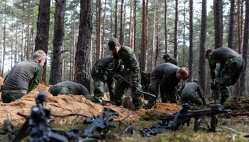 Skutočné vrecia na telá, krv či farári. Krajina NATO cvičila najhorší scenár – pochovávanie vlastných