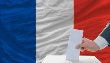 Vo Francúzsku budú s napätím sledovať aj volebný súboj Hittlera so Zielenským