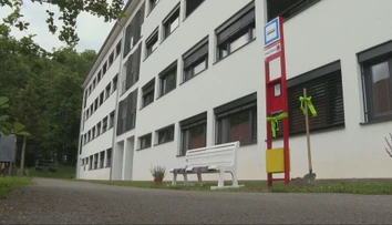 Neobyčajná zastávka v Bijacovciach. Autobus tam síce nezastaví, no jej význam je väčší než by sme čakali