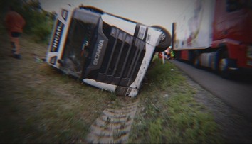 Po nehode zostala kabína prázdna. Vodiča našli pod prevráteným kamiónom až hodiny po tragédii