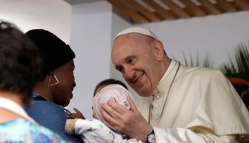 Pápež navštívil nemocnicu v Mozambiku s matkami a deťmi s HIV