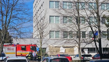Vláda odškodní pozostalých po páde prístreška klientskeho centra v Komárne