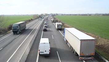 Chcete míňať menej za benzín či naftu? Zmeňte tento návyk pri šoférovaní