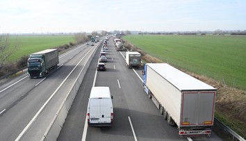 Chcete míňať menej za benzín či naftu? Zmeňte tento návyk pri šoférovaní