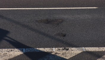 Preseknuté pneumatiky aj zlomené nápravy. Na diaľnici pod Tatrami sme našli obrovské výtlky