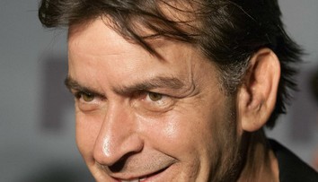 Šťastný Charlie Sheen. Podrobil sa experimentu, potlačili uňho vírus HIV