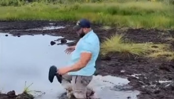 Muž si myslel, že prechádza cez kaluž. Jeho zmiznutie je hitom internetu