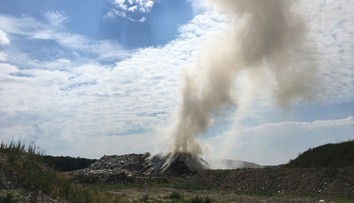 Požiar skládky v Dubovej dostali hasiči pod kontrolu