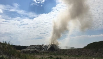 Požiar skládky v Dubovej dostali hasiči pod kontrolu