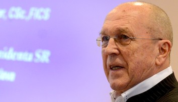 Kardiochirurg Fischer, ktorý bral od pacientov peniaze, môže znovu ordinovať