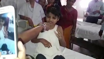 Mauglího dievča! Našli dieťa, ktoré roky žilo v rezervácii len s opicami