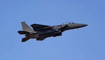 Náraz stíhačiek vo vzduchu vyústil v miliónové škody. Dôvodom bolo, že piloti sa navzájom fotili a natáčali