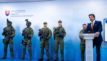 GALÉRIA: Ministerstvo obrany predstavilo nové uniformy aj výzbroj vojakov
