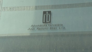 Kancelária advokáta Bžána sa sťažuje na ústavnom súde pre blokované peniaze od štátu