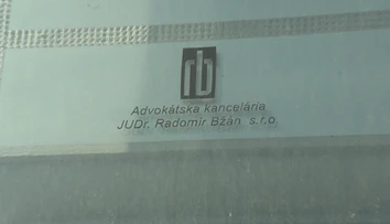 Peniaze vyplatené štátom advokátovi Bžánovi polícia zaistila