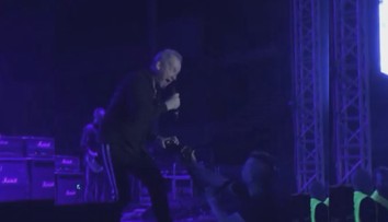 Spevák David Koller na koncerte neudržal nervy a odniesol si to fotograf