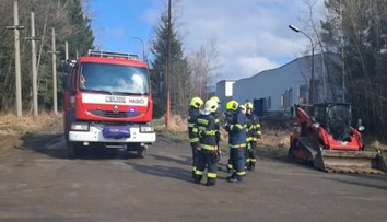 Ten istý čas. V areáli českých strojární, kde sa vyrába munícia, po týždni opäť zasahovali hasiči