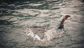 Plávanie po jedle sa jej stalo osudným. Lucy (†15) zomrela po tom, ako ju stiahlo more