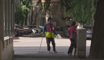 Ponúkajú im možnosť, ako si udržať ľudskú dôstojnosť. Strávili sme deň s pouličnými predajcami časopisov