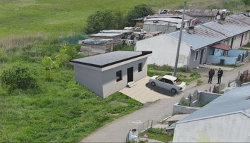 Z chatrčí sa presunú do nových ekologických domov. Pilotný projekt má zabezpečiť slušné bývanie pre Rómov