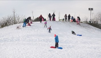 Zasnežili im malý kopec. Deti z juhu Slovenska majú sánkovačku, ako sa patrí