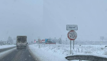 FOTO: Viaceré časti Slovenska trápi silné sneženie. Dva horské priechody už pre kamióny uzavreli